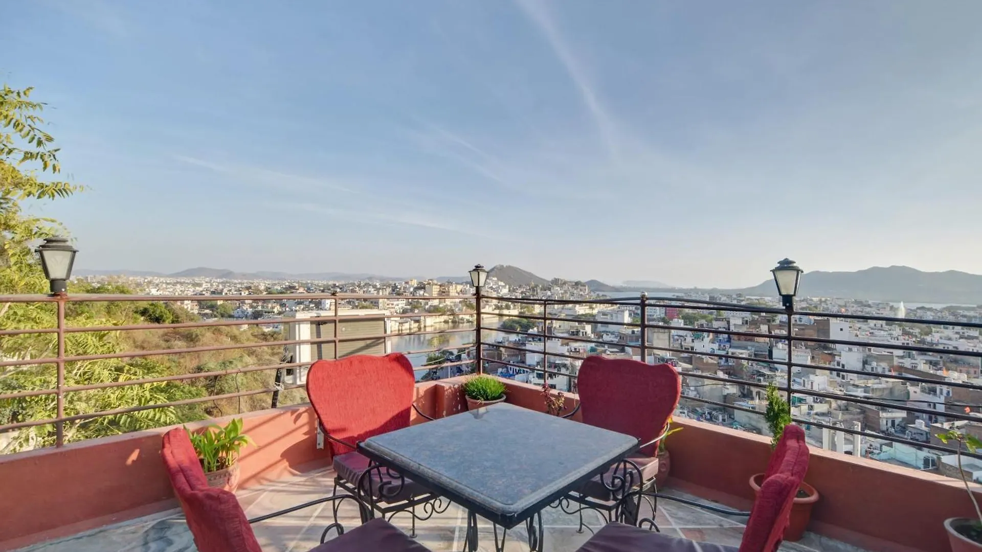 **** Hotel Girnar Villa Udaipur India
