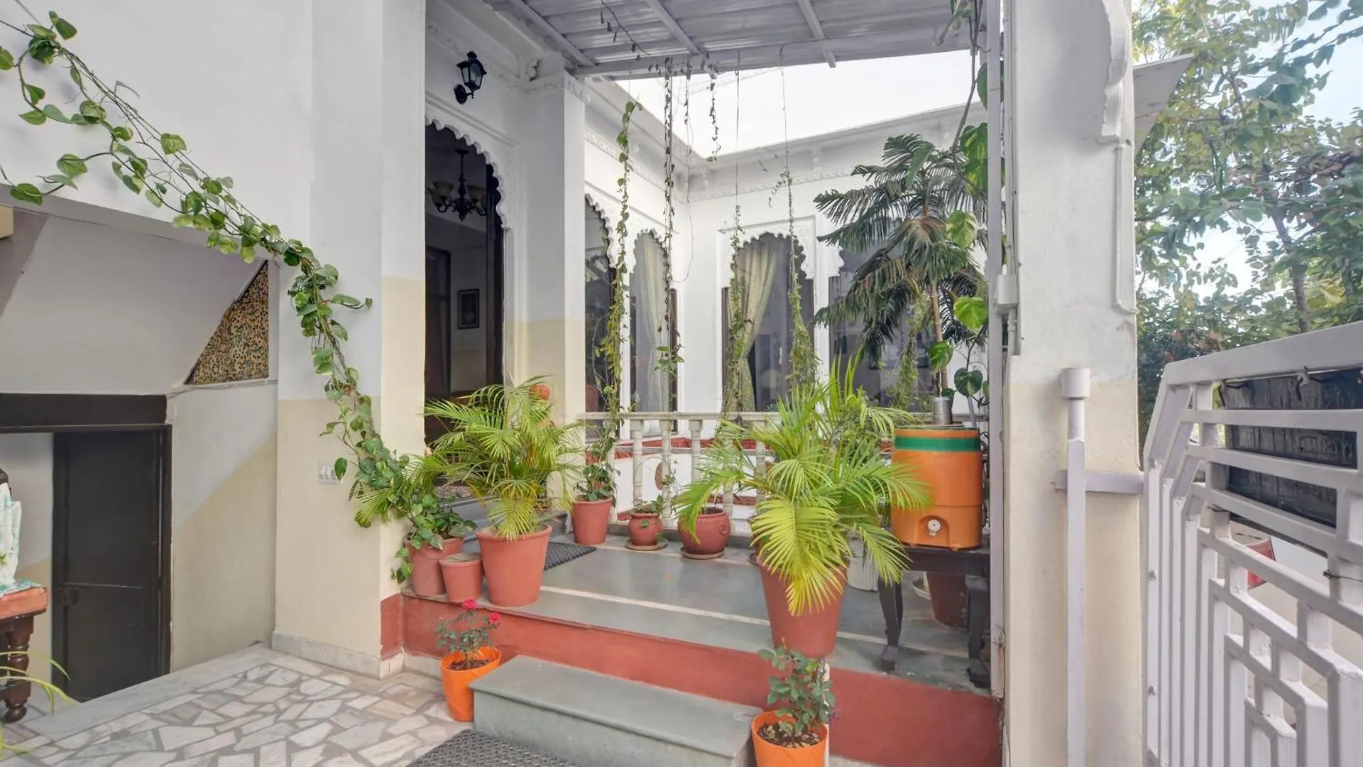 Hotel Girnar Villa Udaipur